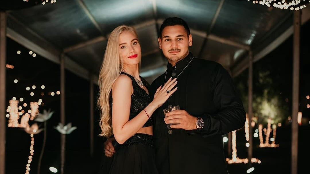 Foto, ktorú zverejnil sám Boris Kollár: Jeho dcéra Alexandra (22) v objatí s priateľom z Indie Neelom.