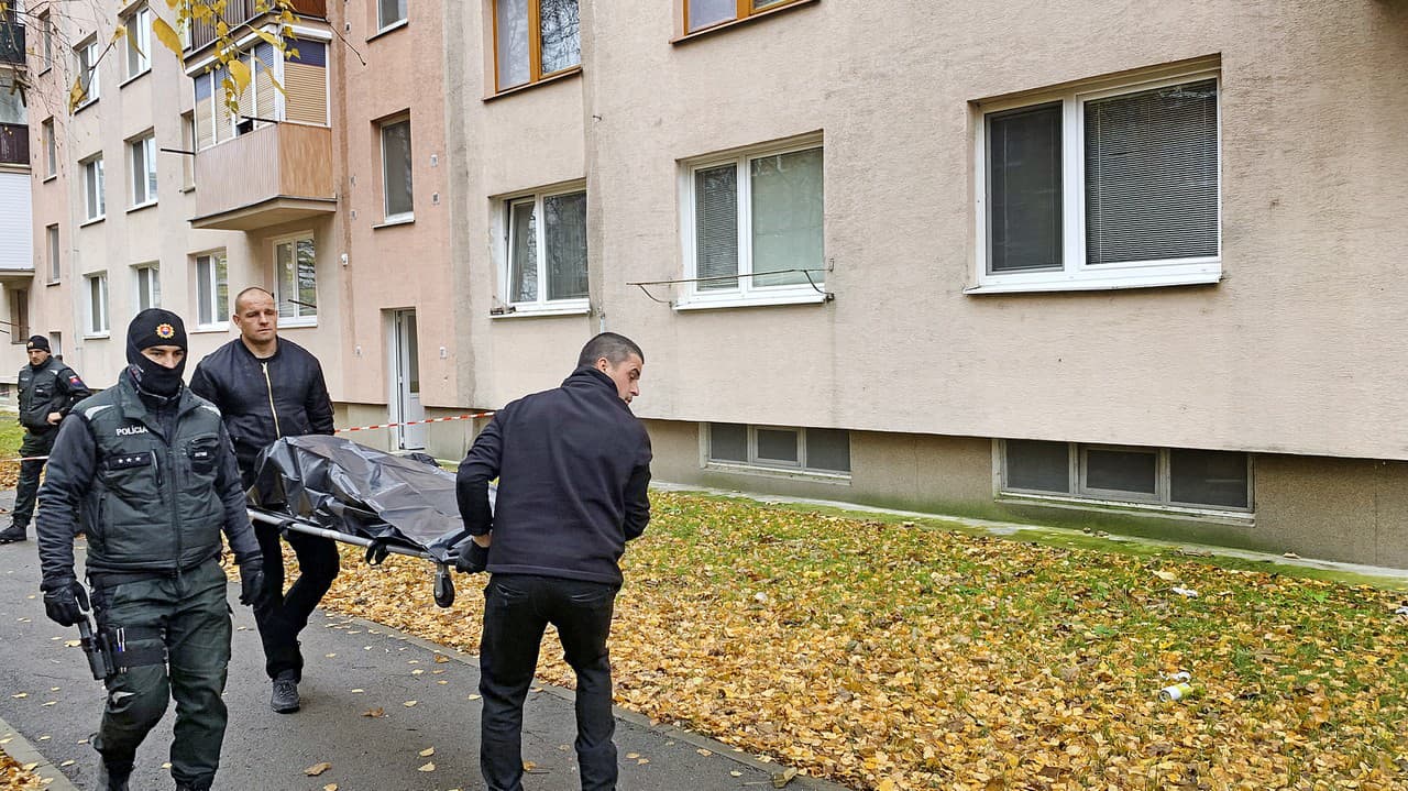Mŕtve telo Bruna odniesli policajti.