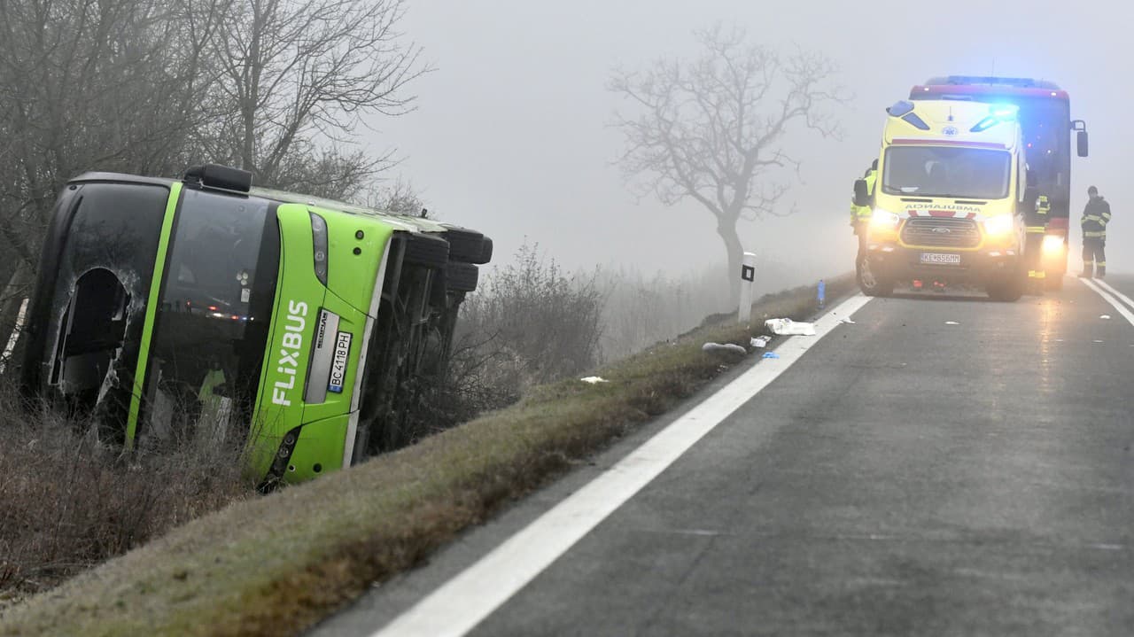 Autobus sa prevrátil pred obcou Dargov.