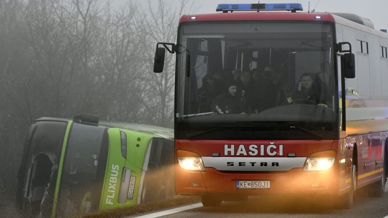 Autobus sa prevrátil pred obcou Dargov.