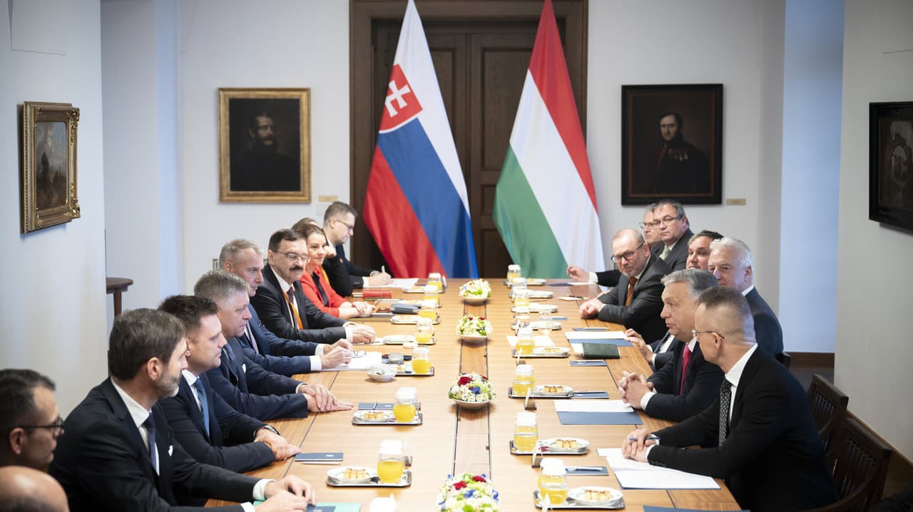 Na snímke premiér Robert Fico (piaty zľava), minister zahraničných vecí a európskych záležitostí SR Juraj Blanár (tretí zľava), maďarský šéf diplomacie Péter Szijjártó (vpravo) a maďarský premiér Viktor Orbán (druhý vpravo) počas stretnutia v Budapešti.