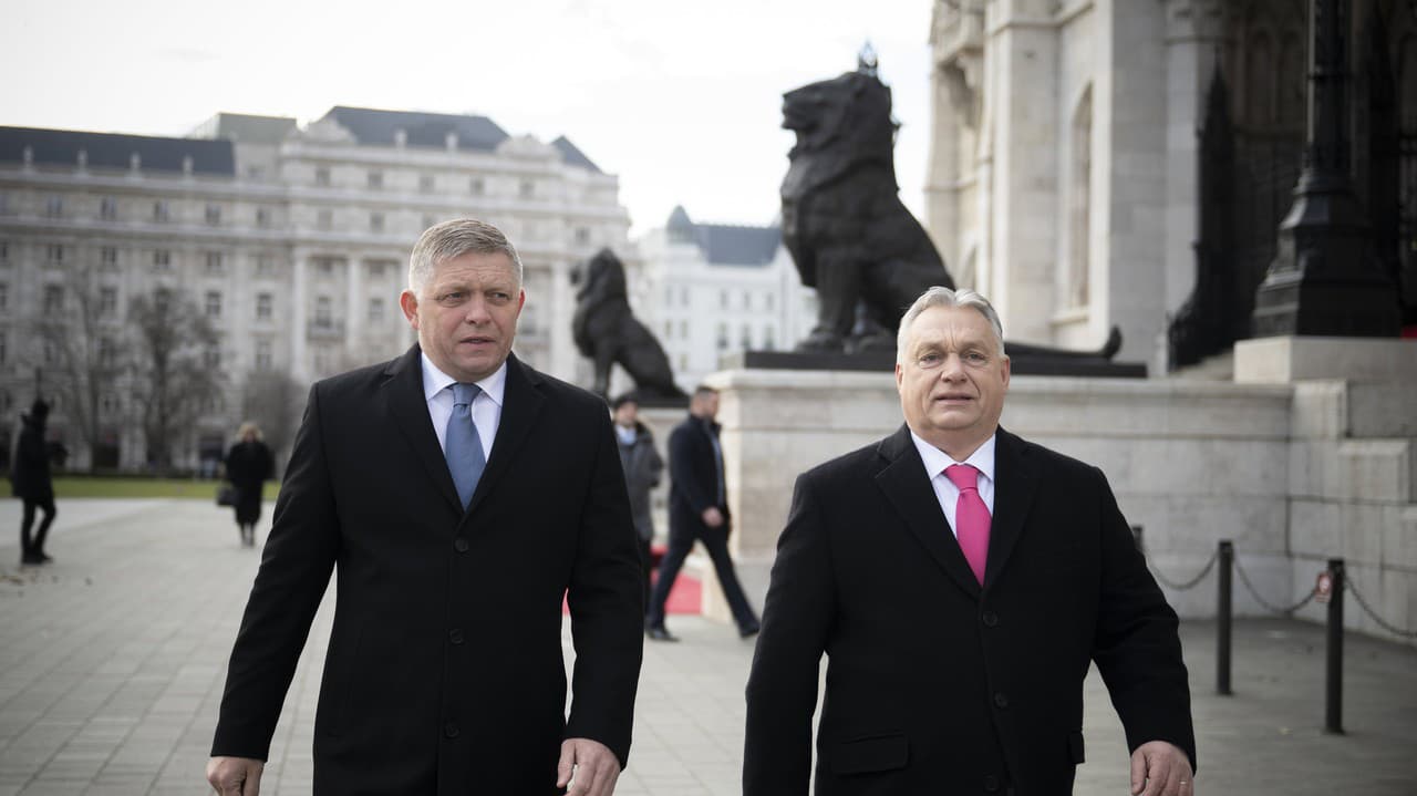 Maďarský premiér Viktor Orbán (vpravo) a slovenský premiér Robert Fico pred budovou parlamentu v Budapešti.