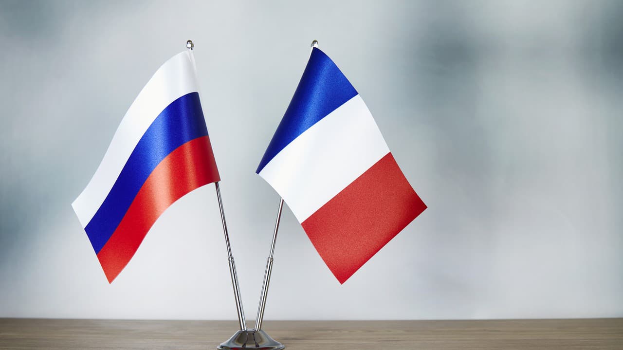 Франция направила. Флаг Франции и России. Россия и Франция. Франция и Россия 2023. Русский и французский флаги.