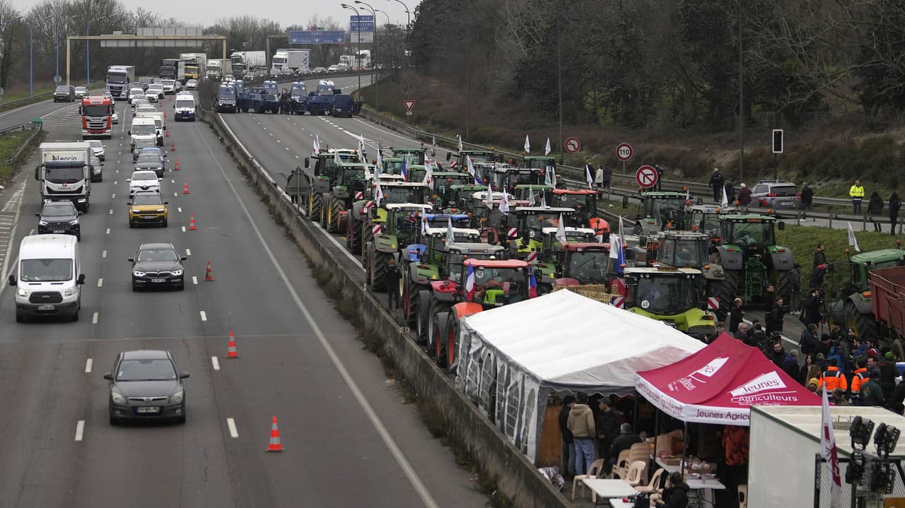 Do Paríža a ďalších miest sa sústreďuje množstvo poľnohospodárov z celej krajiny, ktorí na diaľniciach blokujú dopravu.