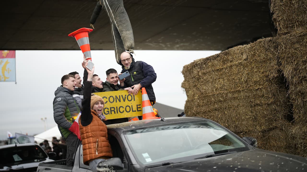 Do Paríža a ďalších miest sa sústreďuje množstvo poľnohospodárov z celej krajiny, ktorí na diaľniciach blokujú dopravu.