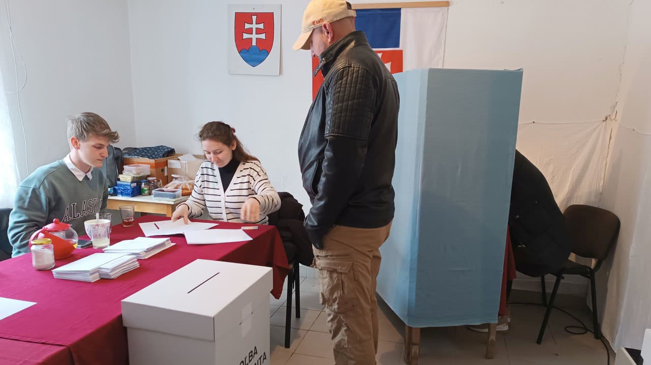 V Detvianskej Hute volia v budove autobusovej zastávky.