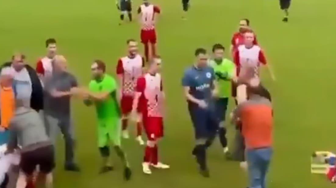 Brutálna bitka po dedinskom futbale: Opitý fanúšik kopol ležiaceho hráča do hlavy!