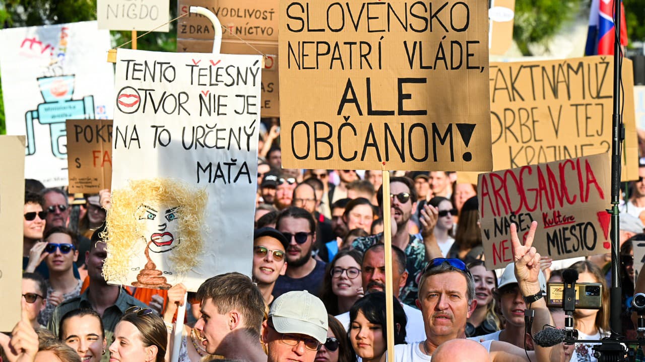 Tisíce ľudí protestovali proti krokom vlády: FOTO z námestia! Pozrite sa, ako to tam vyzeralo