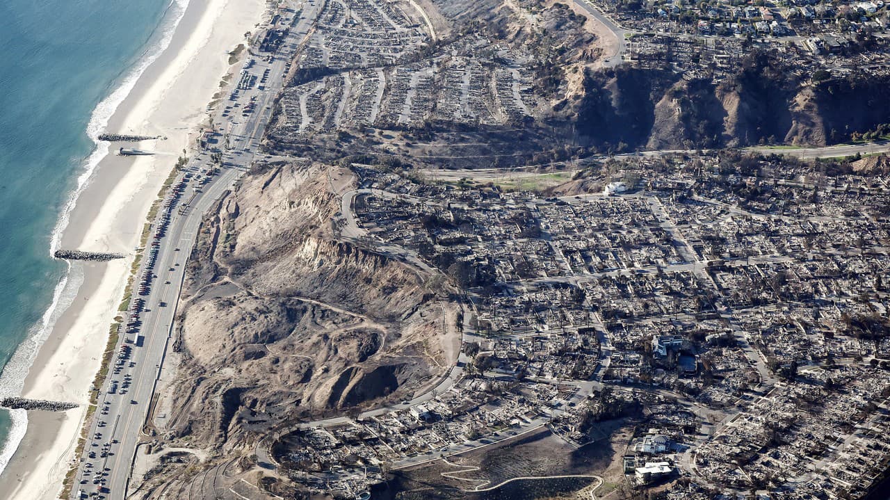 Požiare, ktoré už takmer tri týždne vyčíňajú v aglomerácii Los Angeles v americkom štáte Kalifornia, si doposiaľ vyžiadali najmenej 28 obetí. 