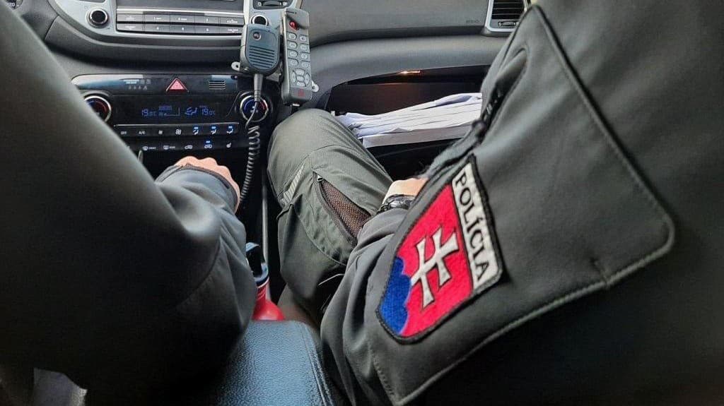 Vodič v Jedľových Kostoľanoch unikal policajtom: Myslel si, že je to VTIP! Smiech ho prešiel