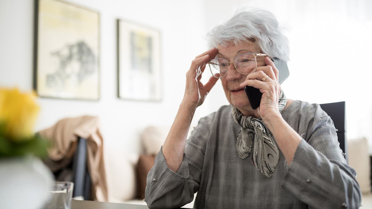 Seniori obeťami nechutného PODVODU: Páchatelia ich chcú obrať o úspory podlým trikom!