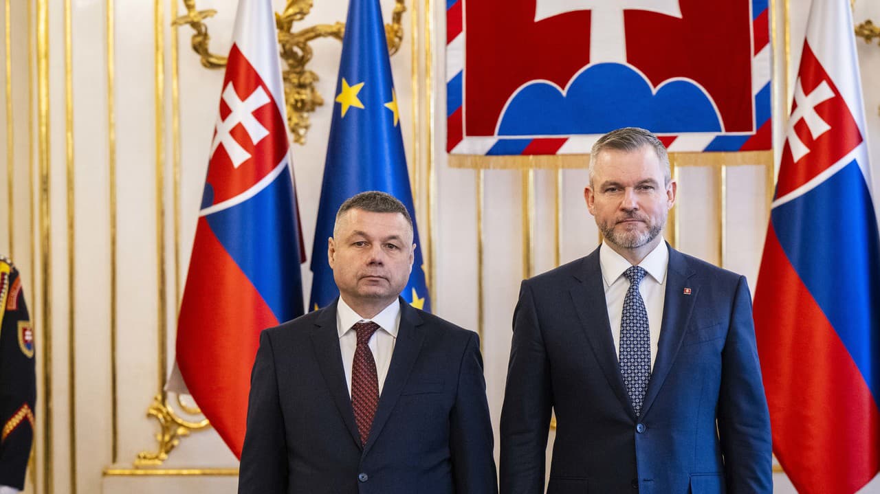 Na snímke zľava dezignovaný veľvyslanec SR v Slovinskej republike Peter Bak a prezident SR Peter Pellegrini.