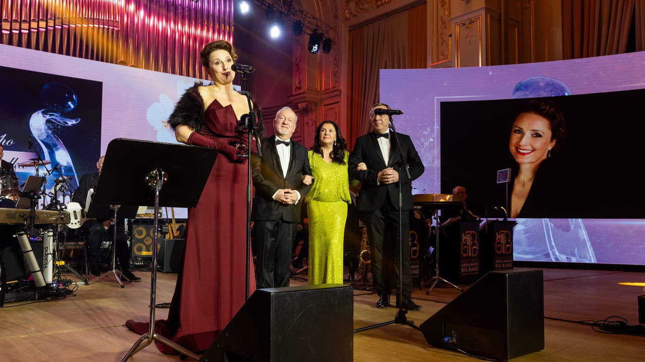 Prešporský bál. Na snímke v popredí Zuzana Mauréry.