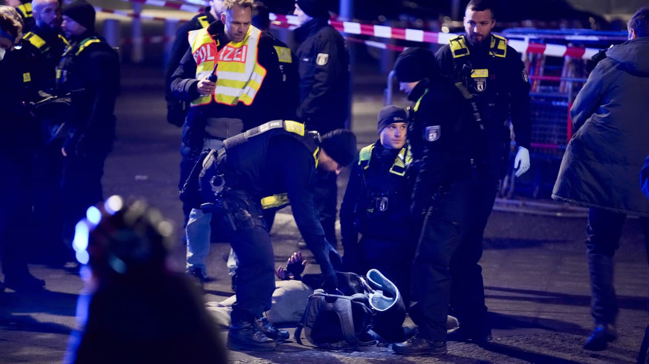 Dráma pár hodín pred nemeckými voľbami: Muža, ktorý útočil v Berlíne, zadržali