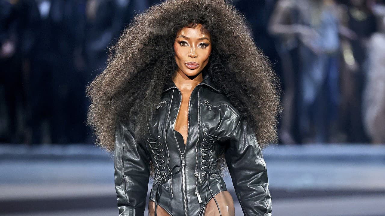 Naomi Campbell bodovala aj s divokým účesom.