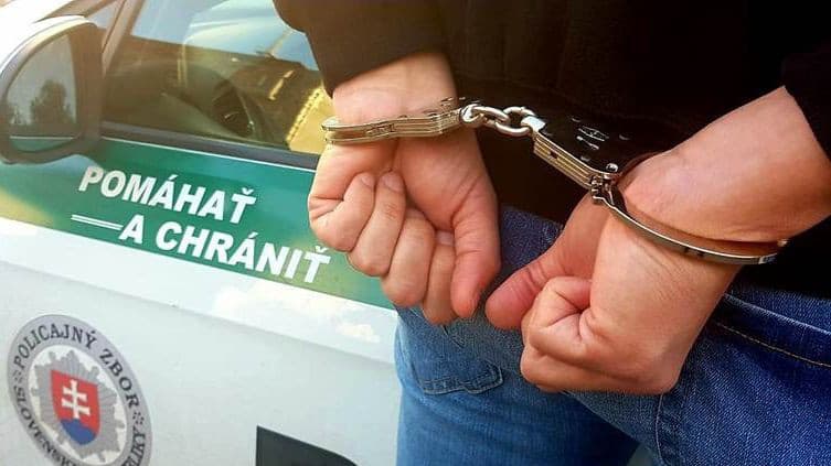 Policajti zadržali zlodeja v predajni dámskej bielizne: Strašné, čo u neho našli!