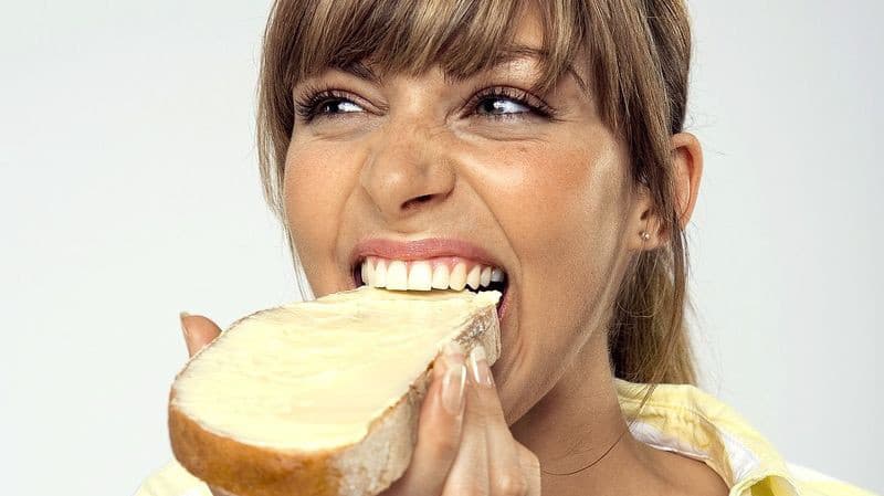 (NESKONTROLOVANÝ PREKLAD) Poznáte túto ZDRAVŠIU alternatívu masla? Obsahuje menej percent tuku a zároveň má aj prekvapivé BENEFITY!