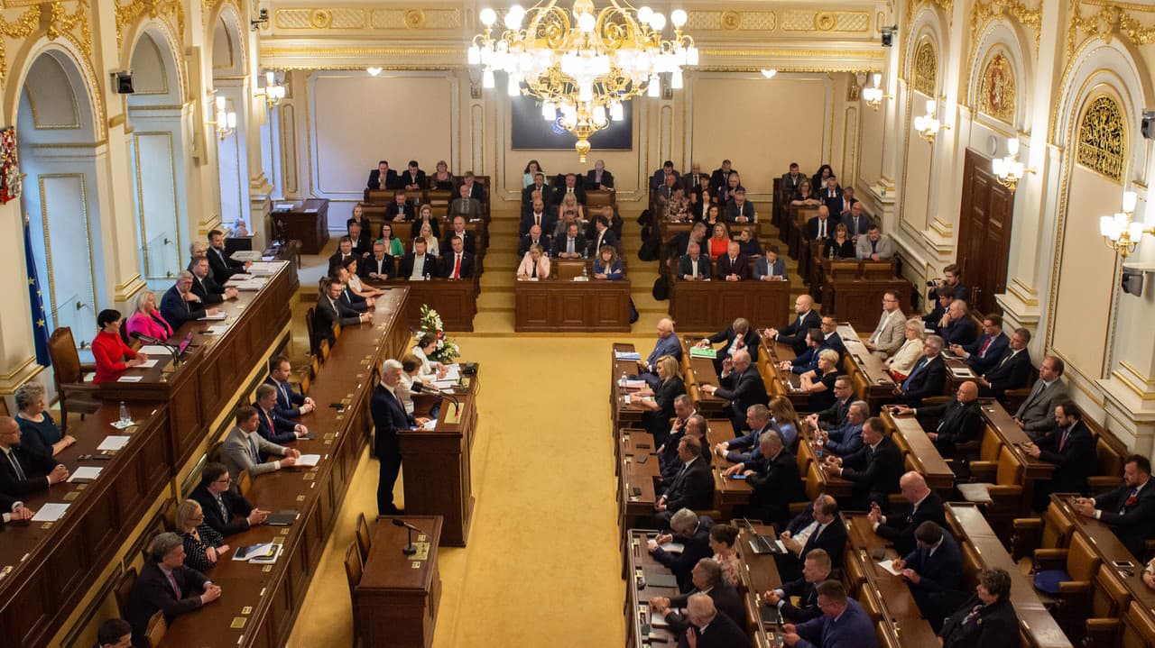 Rozruch v Česku: Politik si do snemovne priniesol zbraň! Bude to mať následky