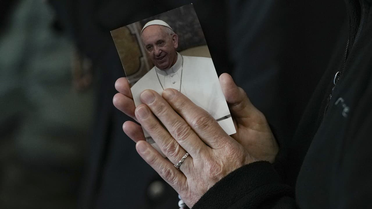 Zdá sa, že z najhoršieho je vonku! Veľký krok Vatikánu: Ako je na tom pápež František?