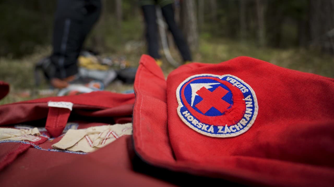 Nešťastie pod Chopkom: Lyžiar zišiel z vyznačenej trate a... Zasahovať museli záchranári!