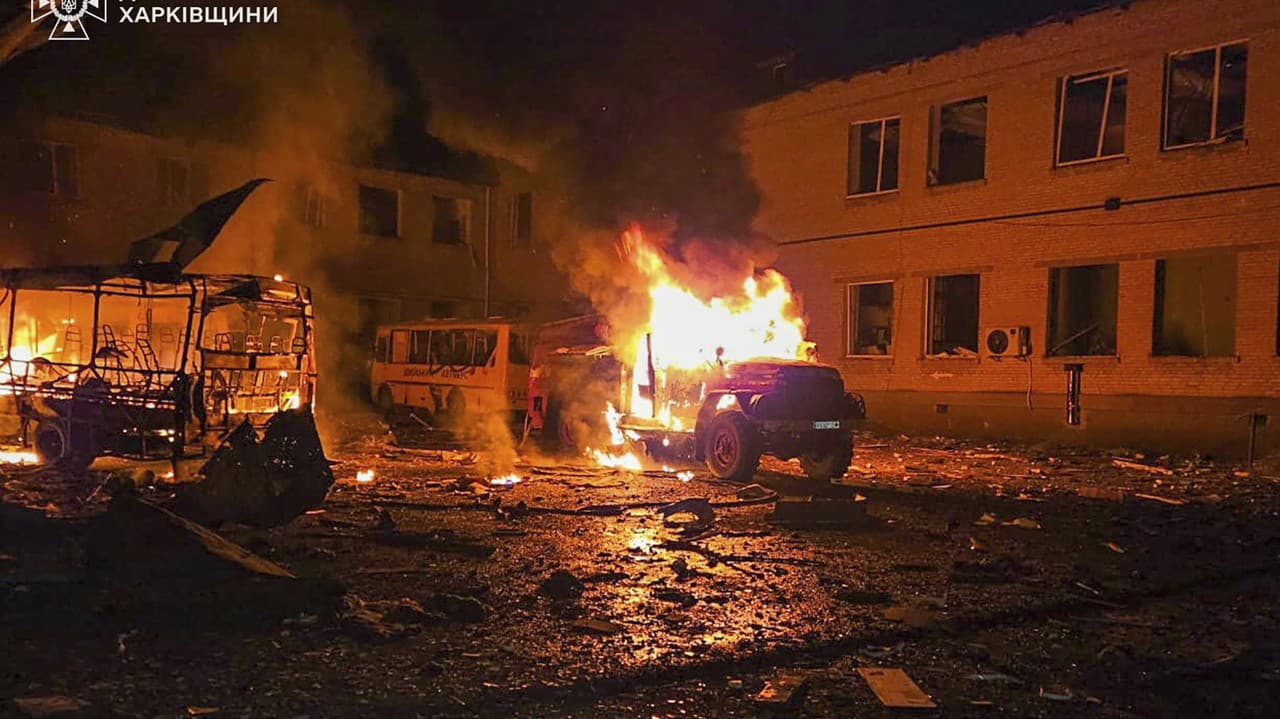 Hasiči hasia požiar v budove lýcea po ruskom dronovom útoku v meste Bohoduchov, v Charkovskej oblasti na východe Ukrajiny 15. marca 2025.