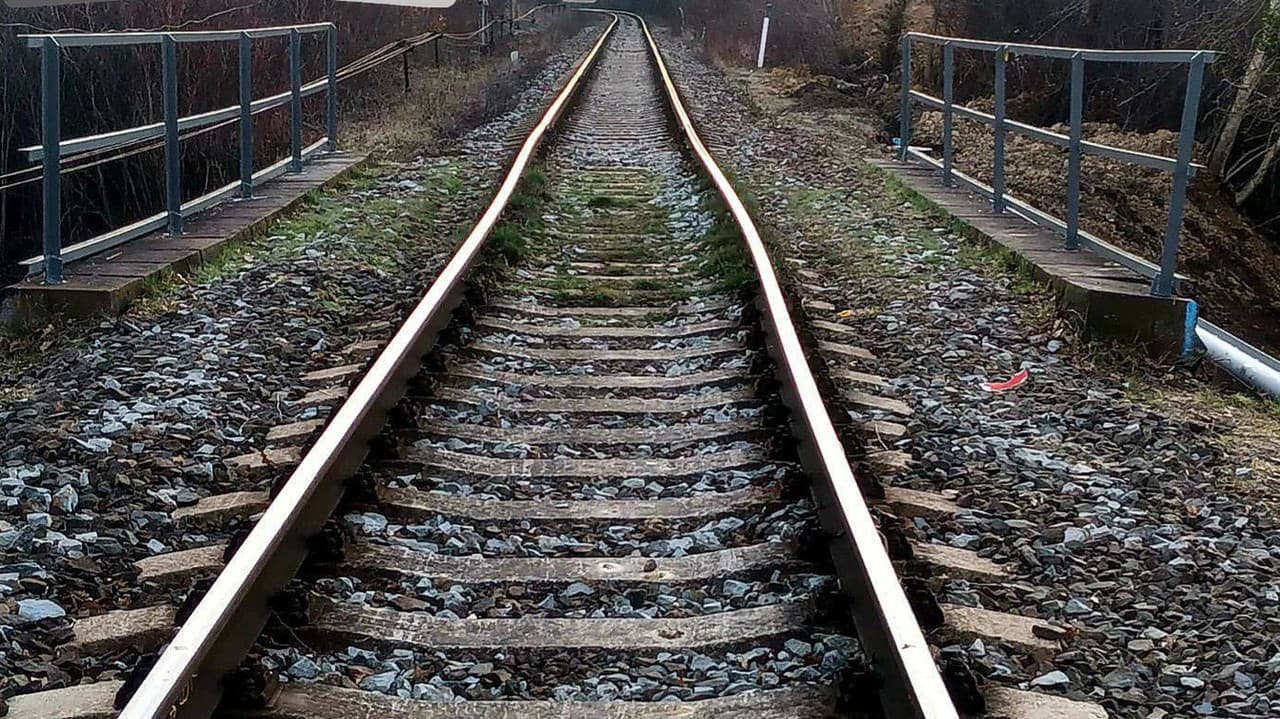 Pred súd sa postavila žena, ktorá si so synčekom († 1) ľahla na koľajnice: Ako rozhodol?