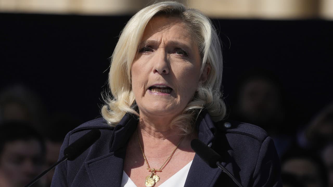 Protest proti rozsudku Le Penovej v Paríži.