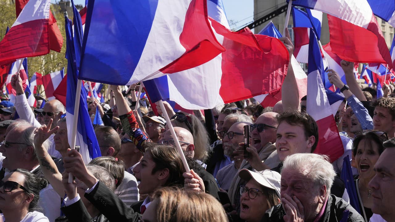 Protest proti rozsudku Le Penovej v Paríži.