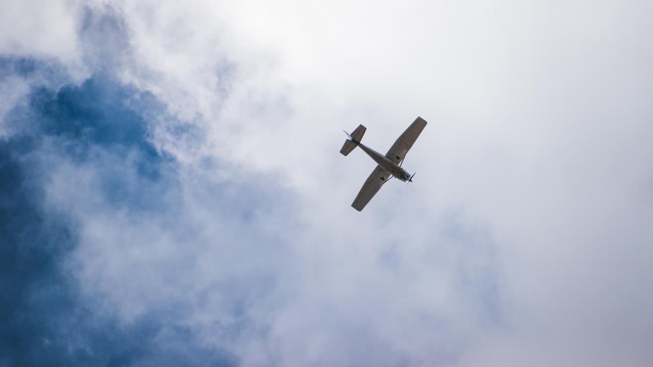 Lietadlu sa pokazil motor, pilot sa pokúsil o nemožné: VIDEO zo zaplnenej diaľnice!