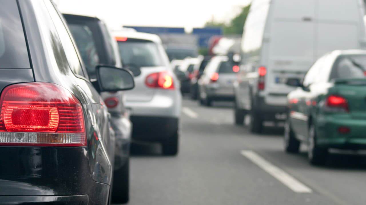 V Bratislave sa zrazilo auto s kamiónom: Hlásia takmer HODINOVÉ zdržanie! A to nie je všetko