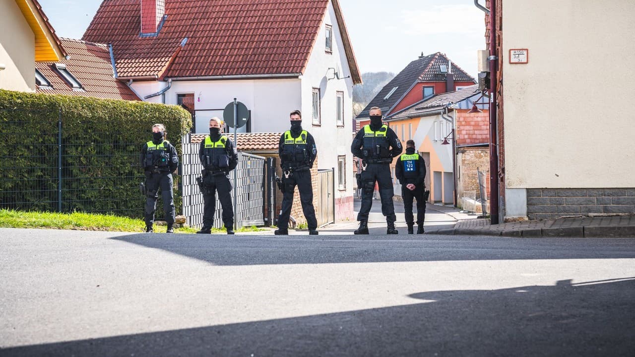 Polícia v nemeckom štáte Durínsko našla v rodinnom dome v obci Klettbach mŕtve telá štyroch ľudí patriacich k jednej rodine.
