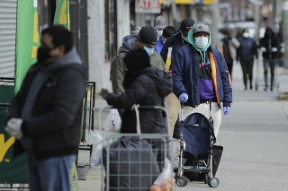 Obyvatelia New Yorku s ochrannými rúškami na tvárach
