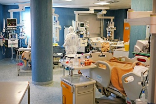 Pacienti na jednotke intenzívnej starostlivosti v nemocnici v Ríme.