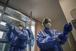 Piatim maďarským dôchodcom diagnostikovali koronavírus, previezli ich do nemocnice (ilustračné foto).