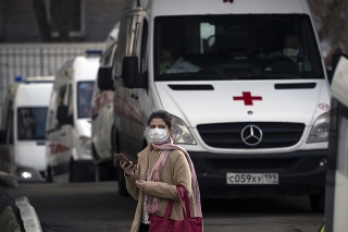 Žena s rúškom na tvári v uliciach Moskvy