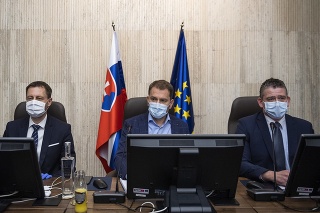 Na snímke zľava minister financií SR Eduard Heger, predseda vlády SR Igor Matovič a minister vnútra SR Roman Mikulec