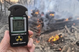 Na snímke nameraná zvýšená radiácia počas lesného požiaru v uzavretej zóne okolo Černobyľskej jadrovej elektrárne 5. apríla 2020.