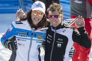 Na snímke slovenská lyžiarka Petra Vlhová (vľavo) a jej taliansky tréner Livio Magoni pózujú s medailami za druhé miesto v celkovom poradí obrovského slalomu žien a v celkovom poradí Svetového pohára v alpskom lyžovaní.