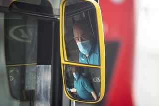 Londýnsky autobusár s rúškom na tvári