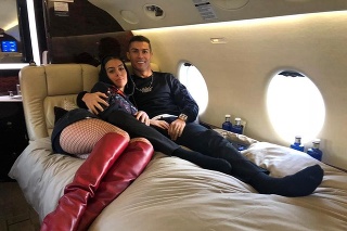 Ronaldo a Georgina vedľa sebe v lietadle.