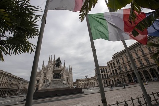 Vlajky viali na pol žrde počas minúty ticha za obete pandémie nového koronavírusu v Miláne 31. marca 2020. 