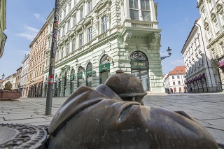 Socha Čumila na Pánskej ulici v prázdnom v centre Bratislavy počas koronavírusovej pandémie.