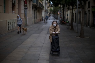 Staršia žena na ulici v Barcelone.