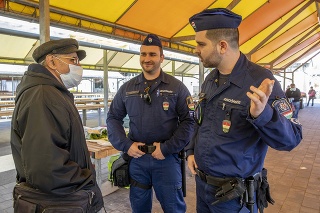 Policajti pri kontrole opatrení v Budapešti.