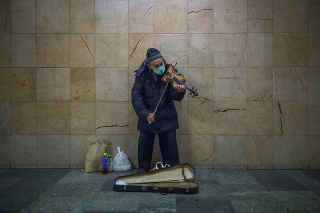 Muzikant s ochranným rúškom v uliciach Budapešti
