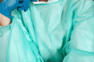 Apríl 2020 - Monika testuje pacientov na prítomnosť vírusu SARS-CoV-2 vo vyšetrovacích kontajneroch pred nemocnicou na Kramároch.
