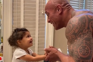 Najrozkošnejšie video karantény: Veľký silák The Rock je zodpovedným otcom, zamilujete sa do neho