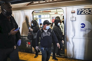 Pohľad na cestujúcich v newyorskom metre
