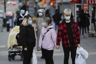 Chodci s ochrannými rúškami v uliciach New Yorku