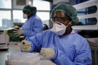Laboratórni technici testujú vzorky pacientov v Nairobi.
